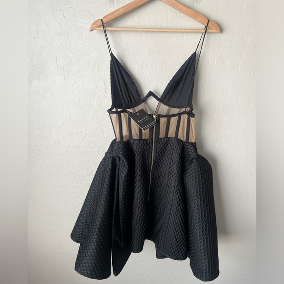 Elegant Black Dress - Picture 9 of 15